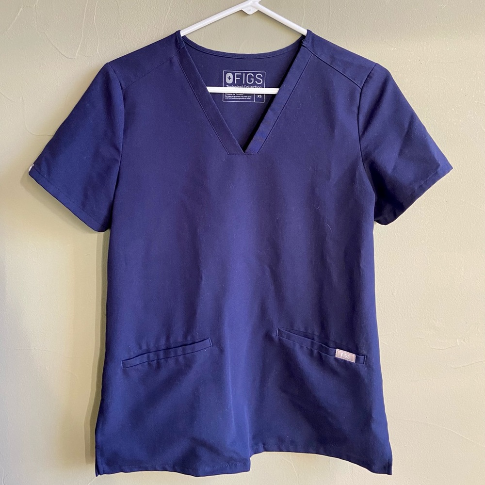 FIGS xs scrub top